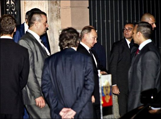 ΦΩΤΟ-Ο Πούτιν επισκέφθηκε τον Μπερλουσκόνι τα ξημερώματα