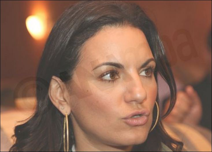 ΦΩΤΟ-Η Κεφαλογιάννη δοκίμασε κόκκινο κρητικό κρασί