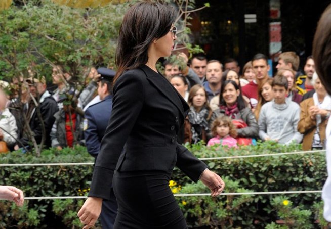 ΦΩΤΟ-Η καθηγήτρια που τράβηξε τα βλέμματα στην παρέλαση