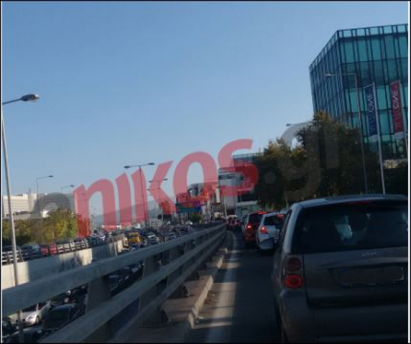 ΦΩΤΟ-Μπλοκαρισμένη η Κηφισίας