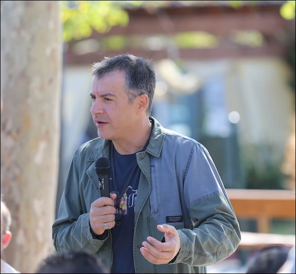 Θεοδωράκης: “Ο καυγάς γίνεται για το πάπλωμα”