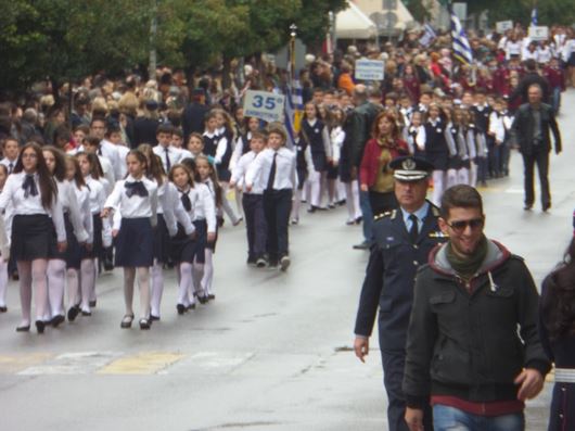 Έβγαλαν selfie μπροστά στους επισήμους δαγκώνοντας τις γραβάτες τους