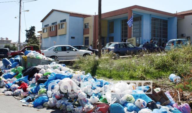 ΦΩΤΟ-Βουνά τα σκουπίδια έξω από τα σχολεία