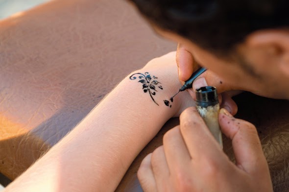 ΦΩΤΟ-Η πρώτη γυναίκα που έκανε τατουάζ