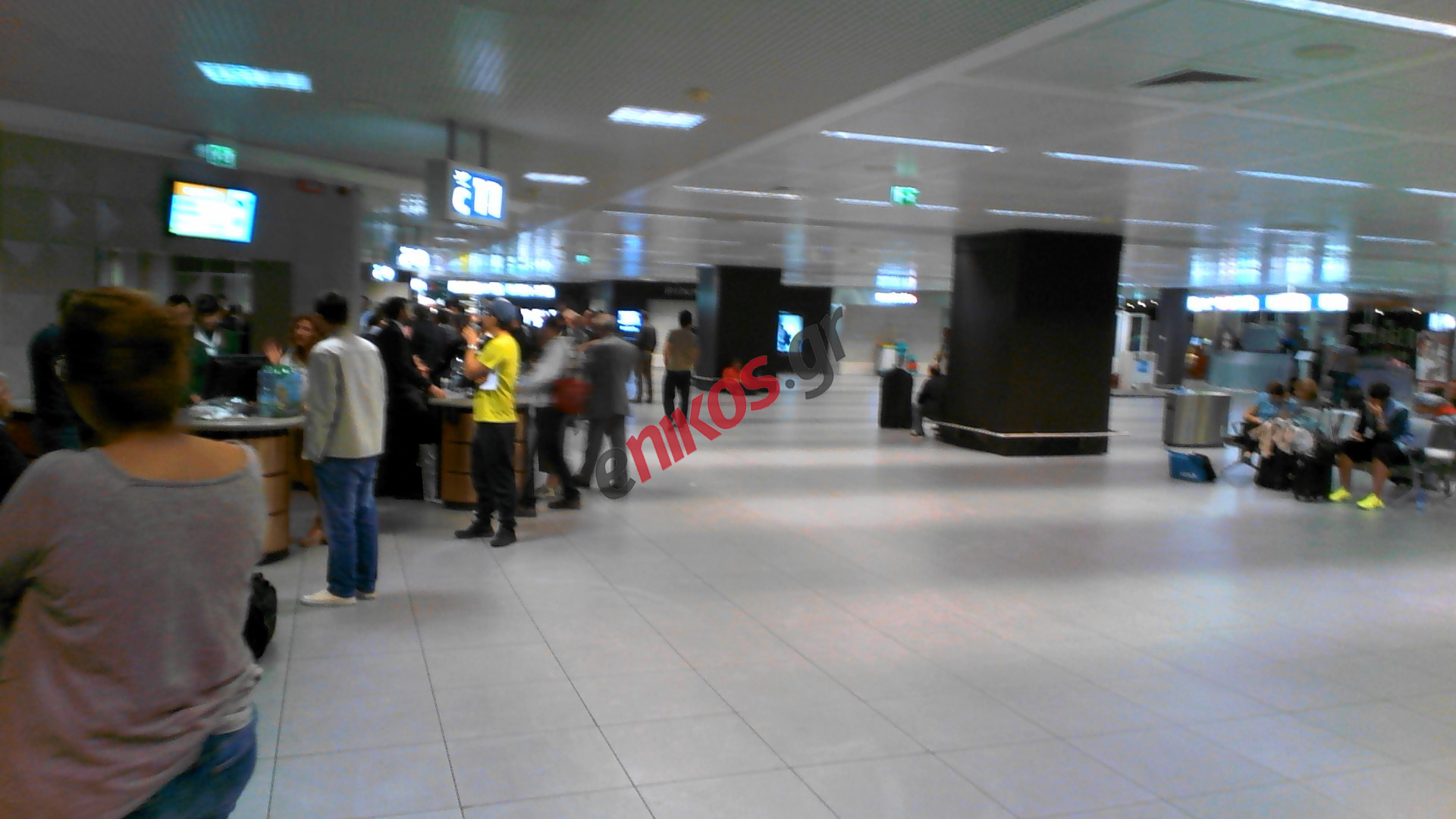 ΦΩΤΟ-Ταλαιπωρία για δεκάδες Έλληνες στη Ρώμη