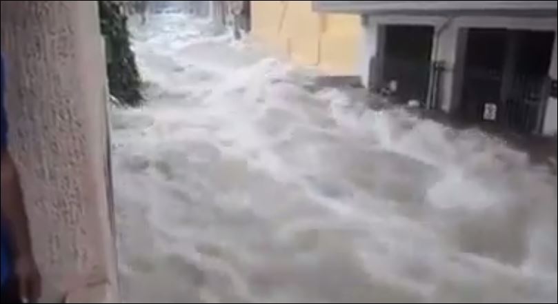 ΒΙΝΤΕΟ-ΣΟΚ: Ορμητικά ποτάμια οι δρόμοι στο Ίλιον