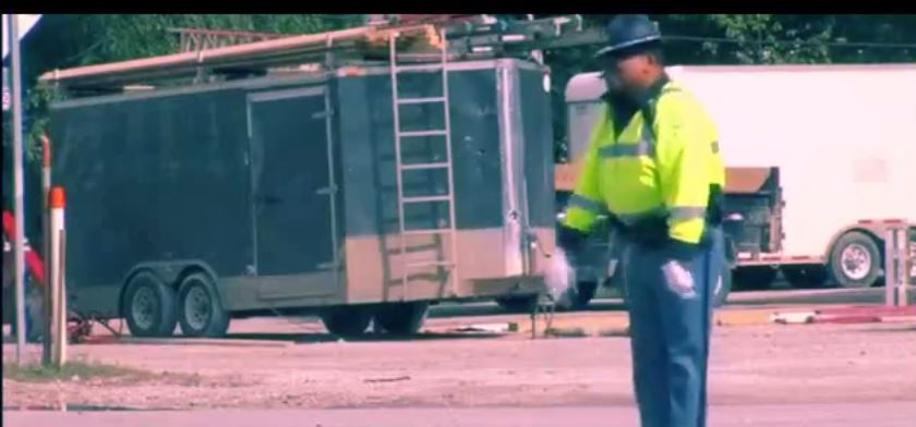 ΒΙΝΤΕΟ-Τροχονόμος ρυθμίζει την κίνηση με χορευτικές κινήσεις