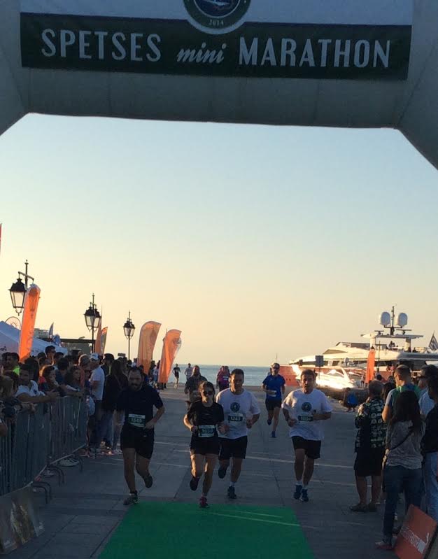ΦΩΤΟ-Ο Λοβέρδος έτρεξε στο Mini Marathon Σπετσών