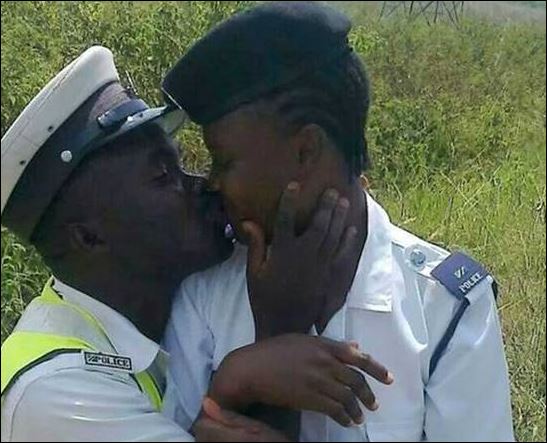 ΦΩΤΟ-Το φιλί που έδωσε τέλος στην καριέρα τριών αστυνομικών