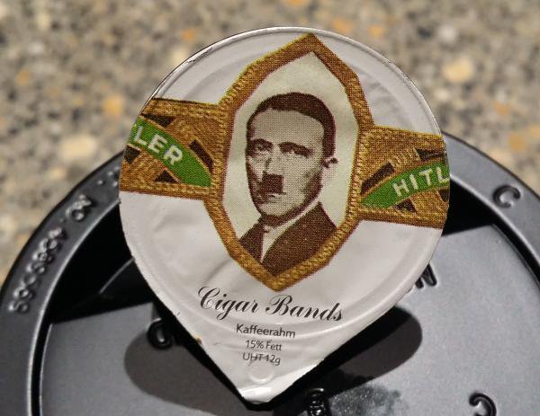 Ελβετία-Εστιατόρια σέρβιραν γάλα με το πορτρέτο του Χίτλερ