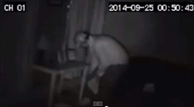 ΒΙΝΤΕΟ-Διαρρήκτης δοκίμαζε εσώρουχα