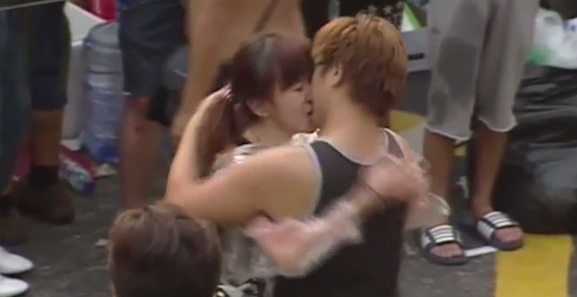 ΒΙΝΤΕΟ-Πρόταση γάμου στη μέση της διαδήλωσης