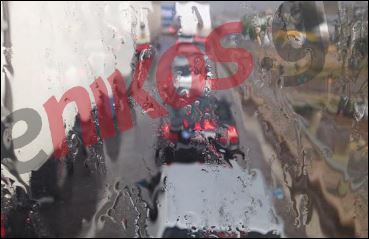 ΦΩΤΟ-Ακινητοποιημένα αυτοκίνητα στην γέφυρα Ασπροπύργου