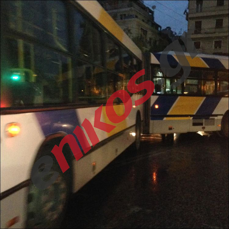 Νέες φωτογραφίες από την σύγκρουση του λεωφορείου με το τρόλεϊ