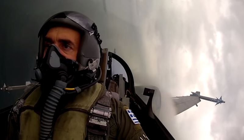 “Φωτιά” στο Twitter και το Facebook από τον πιλότο του F-16