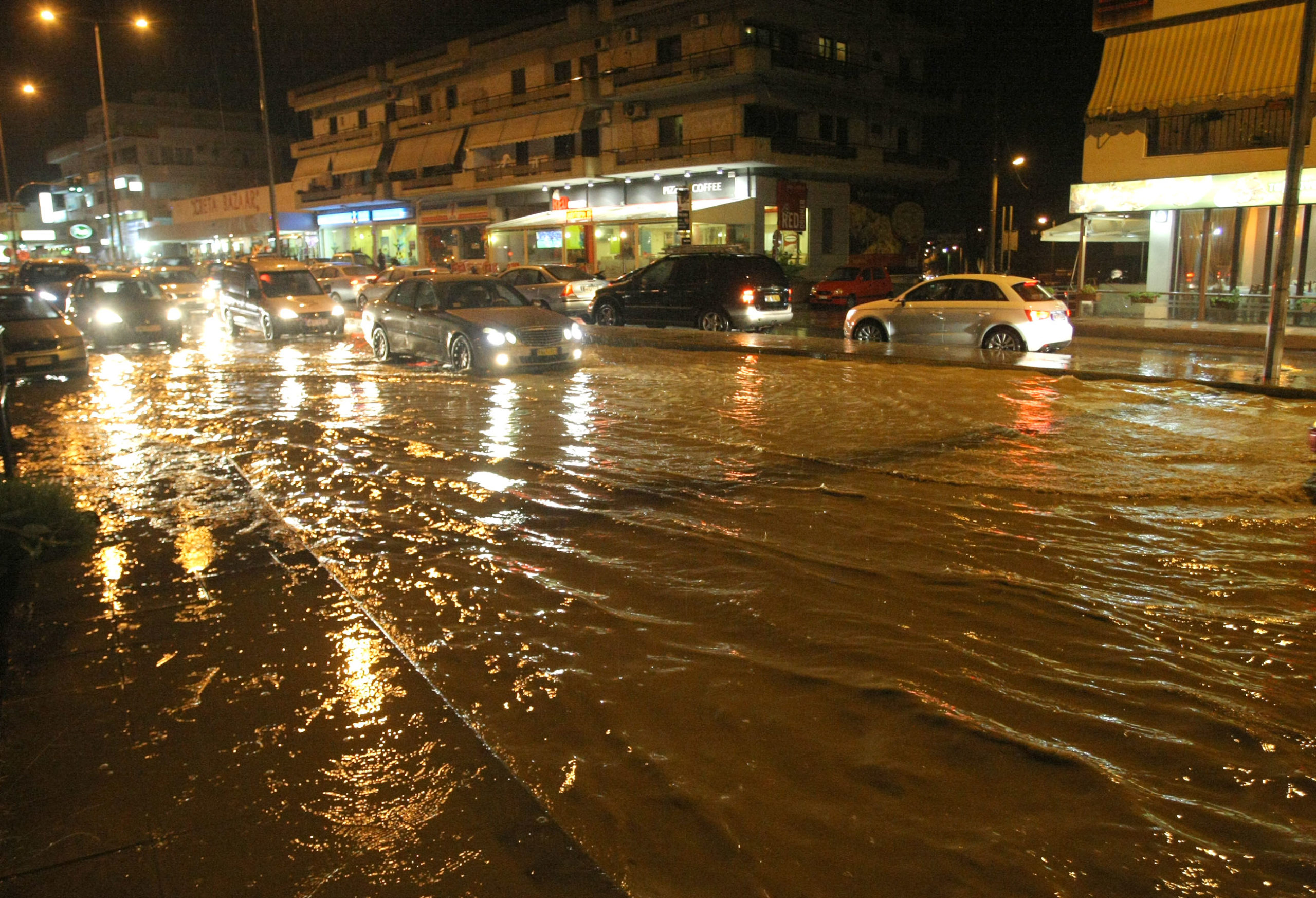 ΦΩΤΟ-«Βούλιαξε» το Ηράκλειο από τη νεροποντή