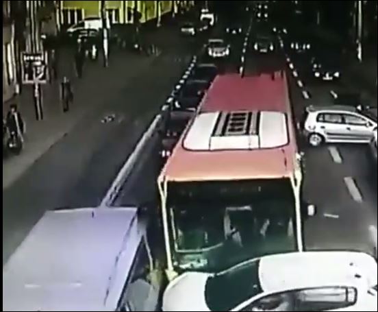 BINTEO-Πολωνία-Λεωφορείο παρασύρει 9 αυτοκίνητα