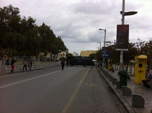 ΦΩΤΟ-“Παρέλαση” αστυνομικών σε έρημους δρόμους του Ηρακλείου