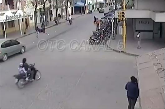 ΒΙΝΤΕΟ-Μοτοσικλετιστής παρέσυρε καρότσι με μωρό