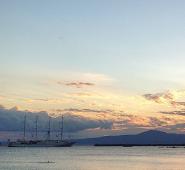 ΦΩΤΟ-Εντυπωσιακό ιστιοφόρο στο λιμάνι της Καλαμάτας