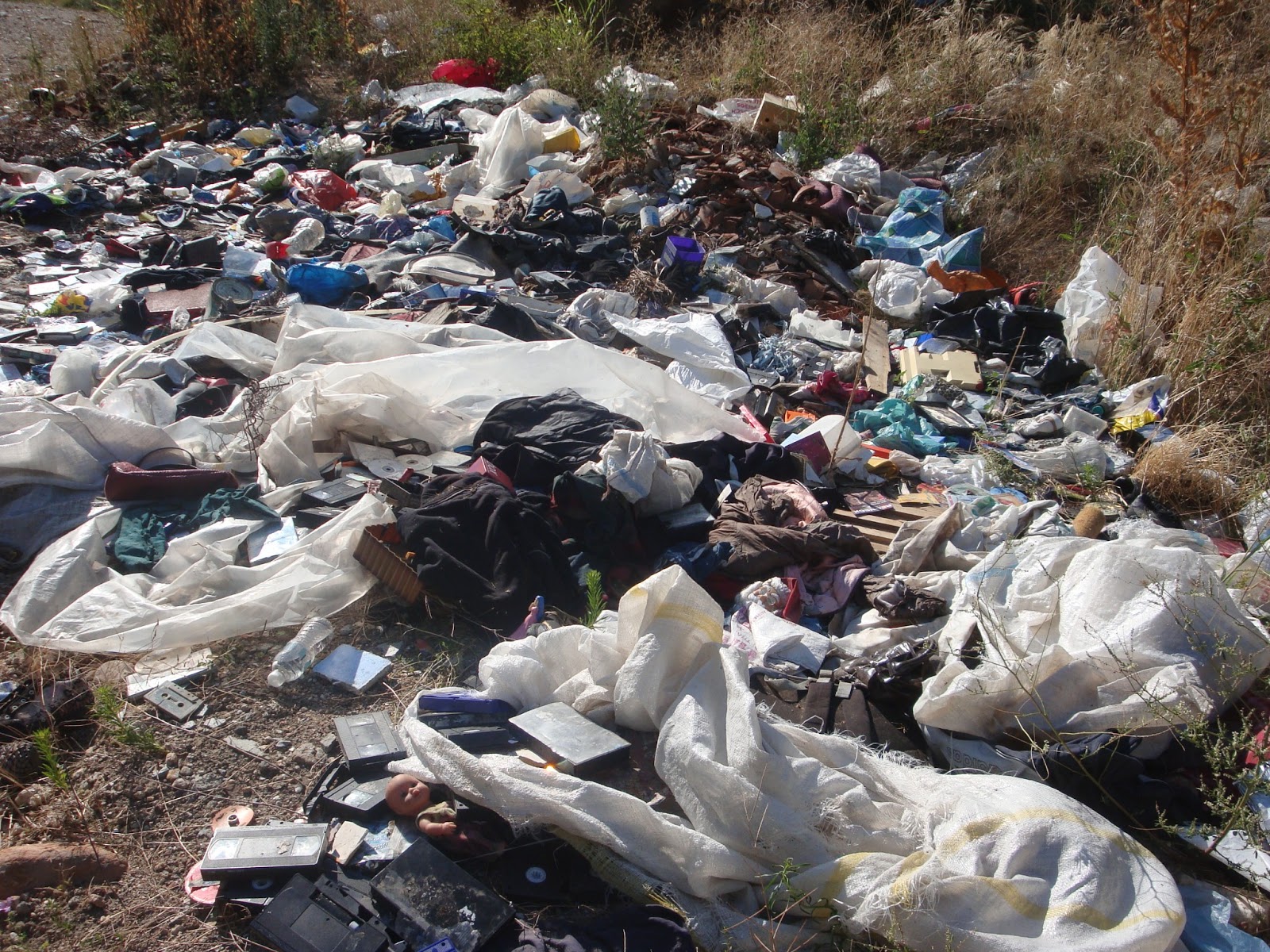 ΦΩΤΟ-Χωματερή δίπλα στο νοσοκομείο Πύργου