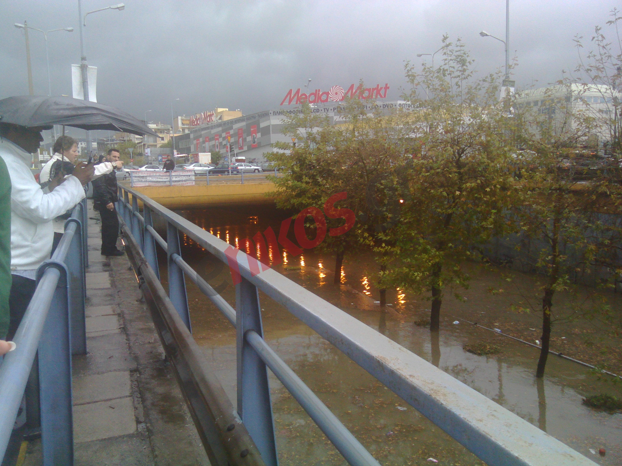 ΦΩΤΟ-Πλημμύρισε η υπόγεια διάβαση της λεωφόρου Αθηνών