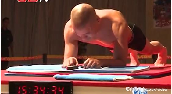 ΒΙΝΤΕΟ-Ρεκόρ ακινησίας σε άσκηση κοιλιακών