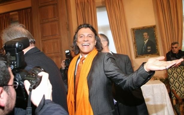 ΦΩΤΟ-Γιατί ο Ψινάκης κρατάει κύπελλο