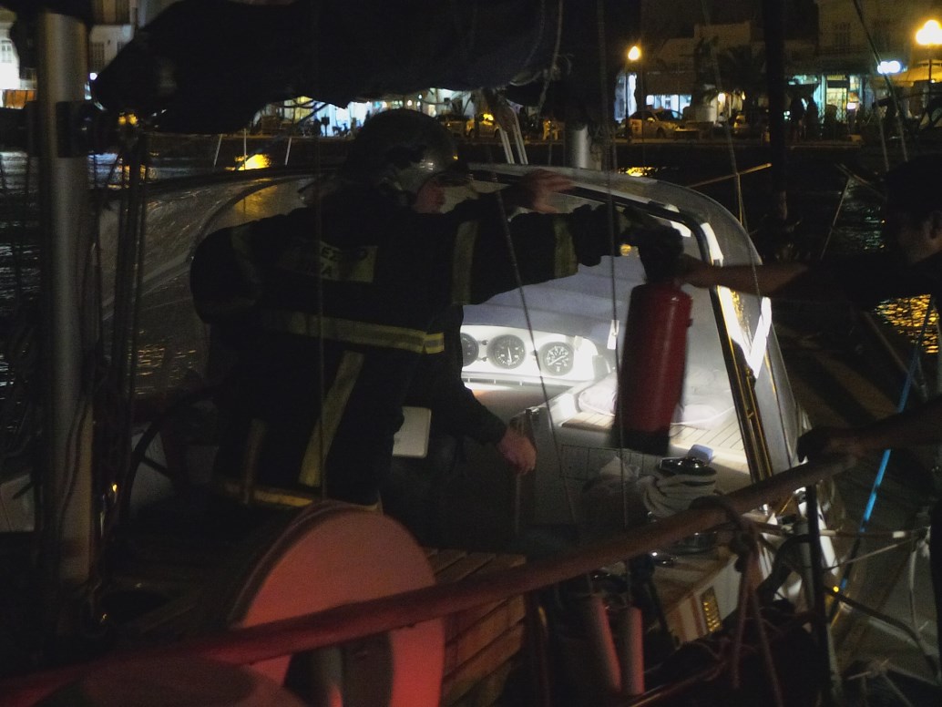 ΒΙΝΤΕΟ-Φωτιά σε ιστιοπλοϊκό σκάφος