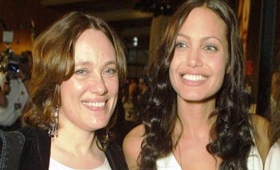 Τζολί: Η μητέρα μου ακόμα επηρεάζει τη ζωή μου