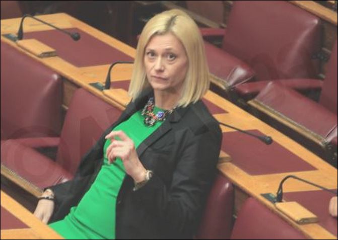 ΦΩΤΟ-Μόνη στα έδρανα η Ραχήλ Μακρή