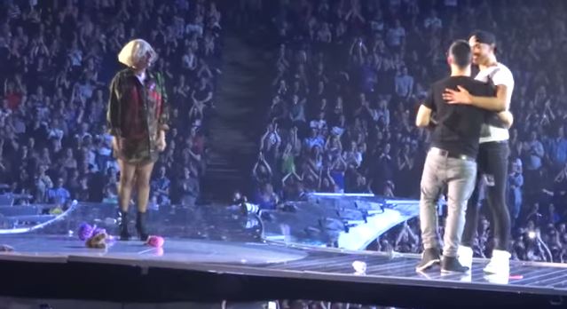 ΒΙΝΤΕΟ- Πρόταση γάμου σε συναυλία της Lady Gaga