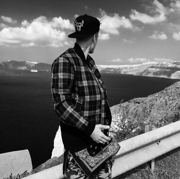 ΒΙΝΤΕΟ-Ο Μπίμπερ στη Σαντορίνη