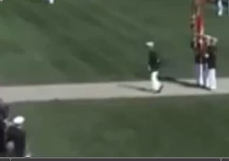 ΒΙΝΤΕΟ-Ο πεζοναύτης ντρόπιασε το “χρυσό” άγημα