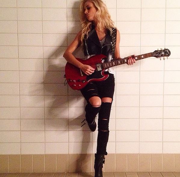 BINTEO-H Nομικού τραγουδάει με τον Ρουβά