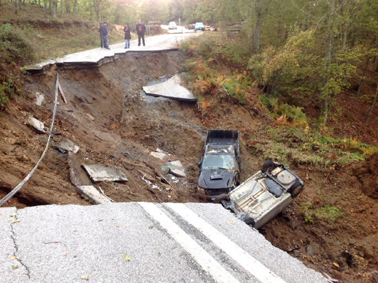 ΦΩΤΟ-Χαλκιδική-Κόπηκε στη μέση ο δρόμος