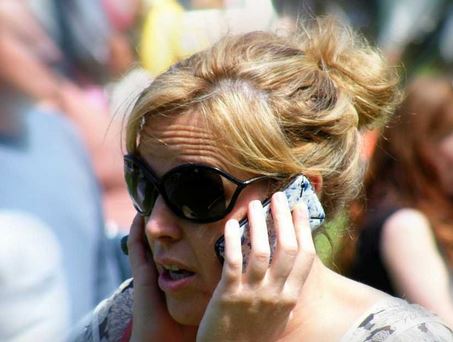 Καταγγέλλουν ότι το iPhone 6 τους… κόβει τα μαλλιά