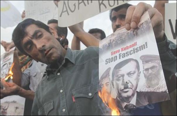 ΦΩΤΟ-Διαμαρτυρία Κούρδων στα Προπύλαια