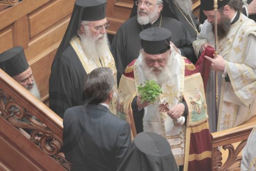 ΒΙΝΤΕΟ-Τα “πηγαδάκια” και το απρόοπτο με τον καφέ στον αγιασμό στην Βουλή