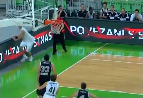 ΒΙΝΤΕΟ-Έβαλε καλάθι πίσω από τη μπασκέτα