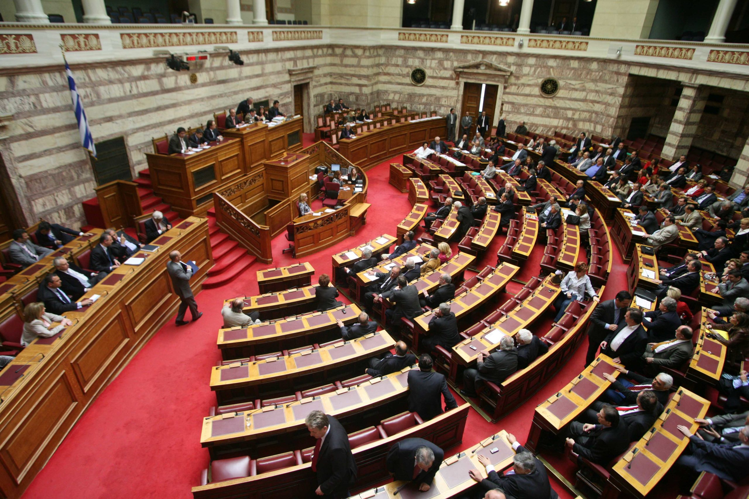 Βουλή: Οι τέσσερις άξονες που θα κρίνουν την ελληνική οικονομία