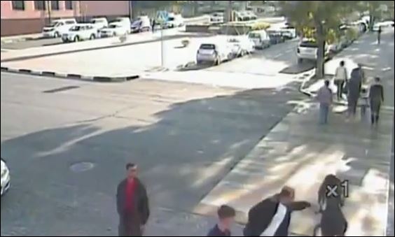 ΒΙΝΤΕΟ-Πεζός έριξε ποδηλάτρια για να την… σώσει