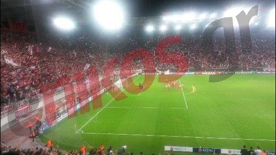 ΦΩΤΟ-Η αποθέωση των ποδοσφαιριστών του Ολυμπιακού