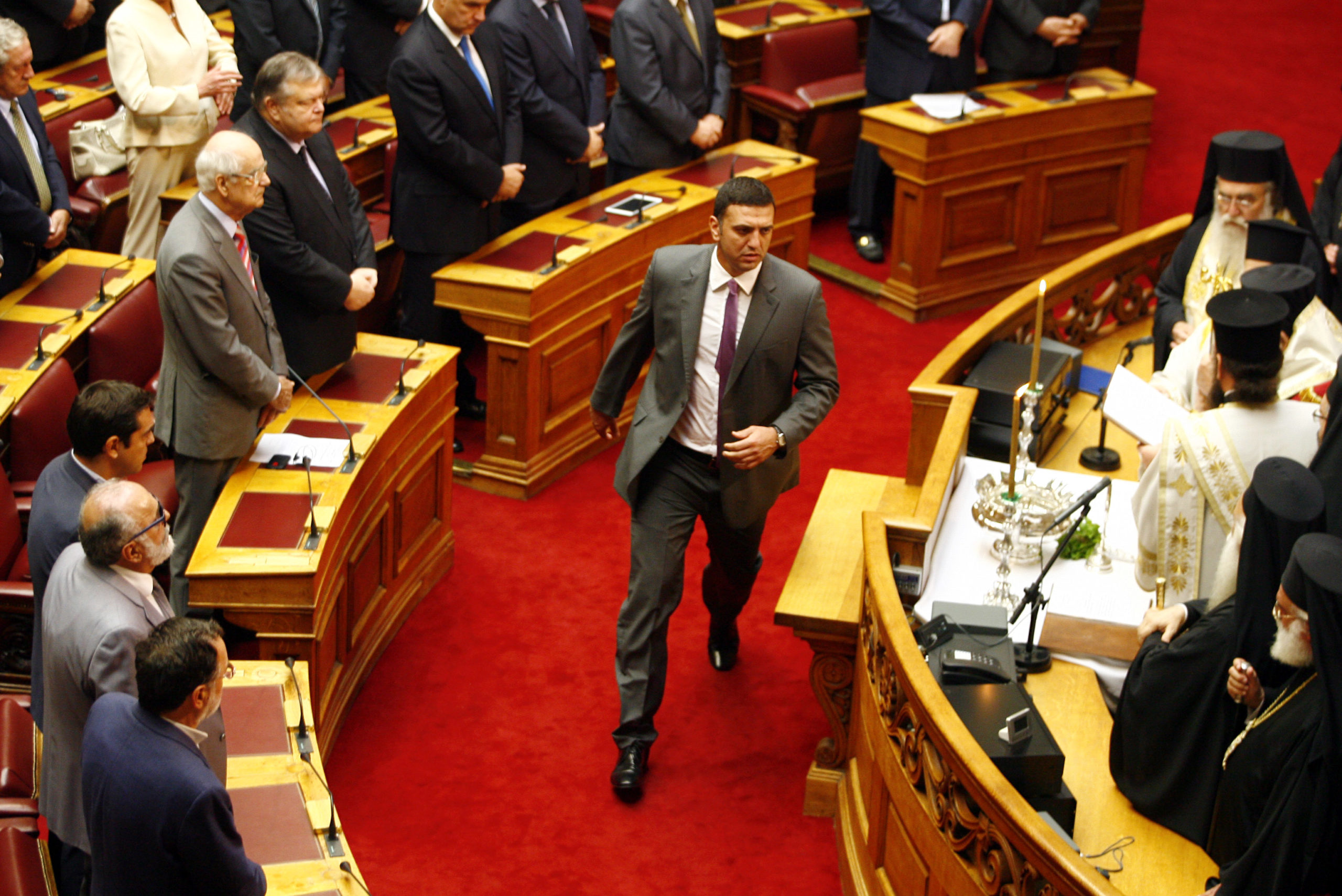 ΦΩΤΟ-Ο Κικίλιας και η υπάλληλος που λιποθύμησε