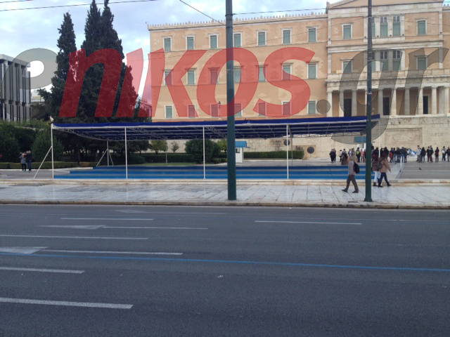 ΦΩΤΟ-Έτοιμη η εξέδρα των επισήμων