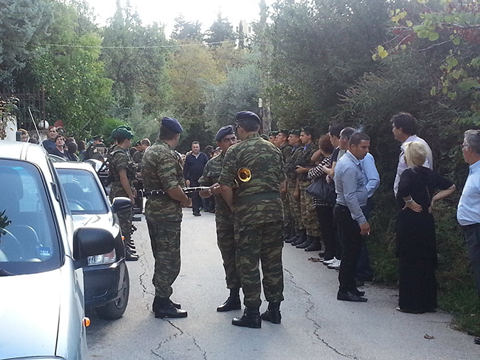 BINTEO-Χειροκρότησαν τους δύο πεζοναύτες στο Βόλο