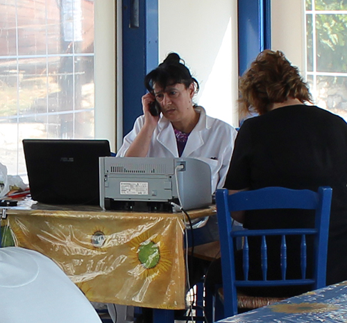 ΦΩΤΟ-Σάμος-Η συνταγογράφηση γίνεται στο καφενείο