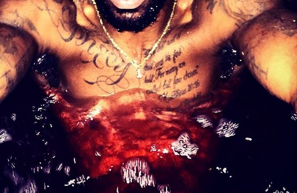 ΦΩΤΟ-Γνωστός μπασκετμπολίστας κάνει μπάνιο με… κόκκινο κρασί