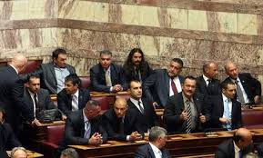 ΦΩΤΟ-Στο εδώλιο σύσσωμη η ΚΟ της Χρυσής Αυγής για σύσταση εγκληματικής οργάνωσης