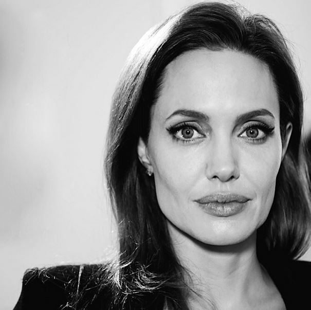 ΦΩΤΟ-Η βασίλισσα Ελισσάβετ έχρισε “ιππότη” την Τζολί